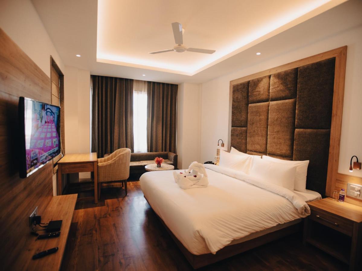 Clarks Inn Express, 德拉敦 外观 照片